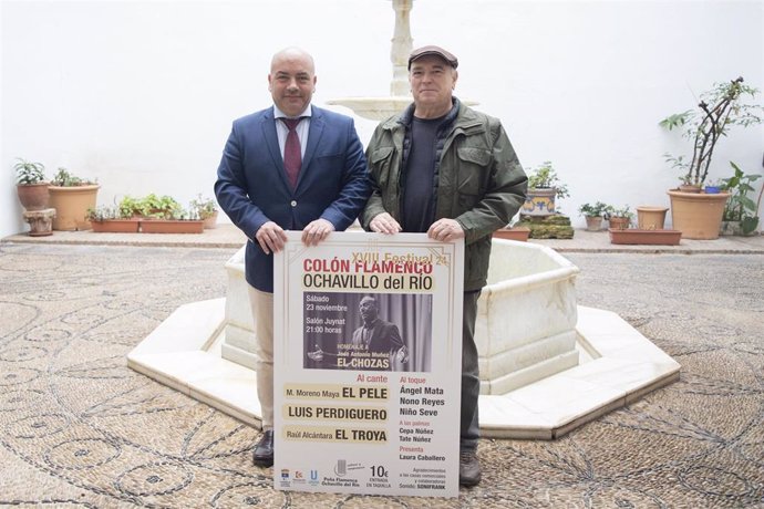 Gabriel Duque (izda.) sostiene el cartel del XVIII Festival Flamenco de Ochavillo del Río.