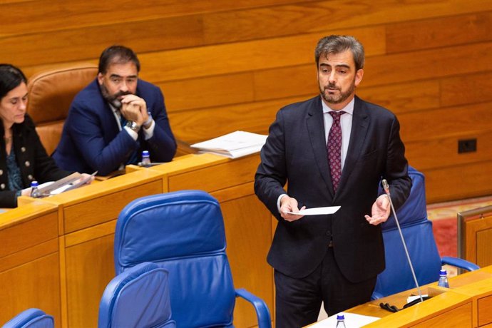 El conselleiro de Presidencia, Xustiza e Deportes, Diego Calvo, responde a preguntas orales en el pleno del Parlamento de Galicia.