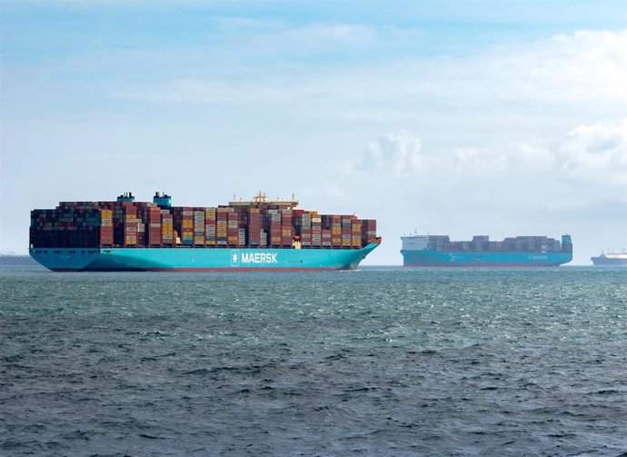 Megaships en la bocana del Puerto de Algeciras.