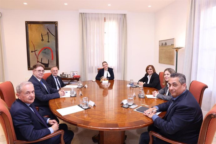 La presidenta del Govern, Marga Prohens, recibe en audiencia a una representación del Consell Social de la UIB y al presidente de la Conferencia de Consejos Sociales de las Universidades Españolas, Antonio Abril Abadín.