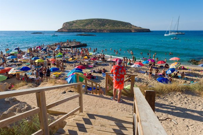 Archivo - Bañistas disfrutan en la Cala Conta, a 9 de agosto de 2022, en Ibiza, Baleares (España).  