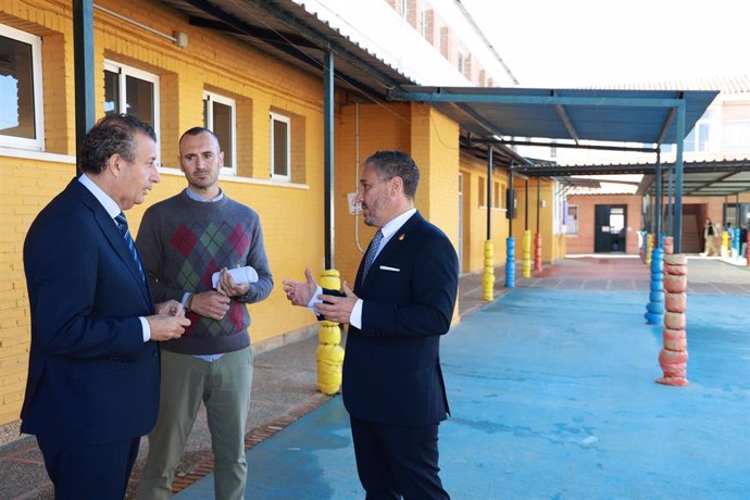 El presidente de la Diputación de Sevilla, Javier Fernández (i), junto al alcalde de Tocina-Los Rosales, Francisco José Calvo (d), durante la visita al municipio