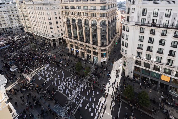 Archivo - Cientos de personas durante una manifestación por el 25N, a 25 de noviembre de 2023, en Madrid (España). 