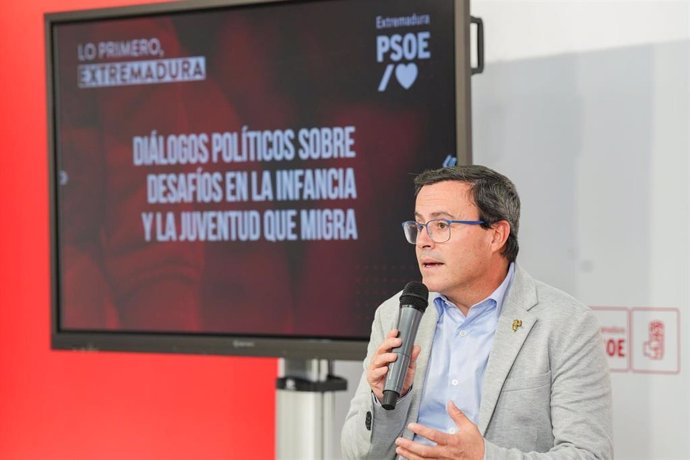 El secretario general del PSOE de Extremadura, Miguel Ángel Gallardo, en una jornada sobre migración en Mérida