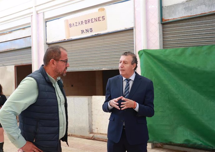 El presidente de la Diputación de Sevilla, Javier Fernández (d), junto al alcalde de Brenes, Jorge Barrera