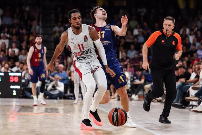 Juan Nunez of FC Barcelona and Trent Forrest of Baskonia compete for the ball during the Turkish Airlines Euroleague, match played between FC Barcelona and Baskonia Vitoria-Gasteiz at Palau Blaugrana on November 08, 2024 in Barcelona, Spain.