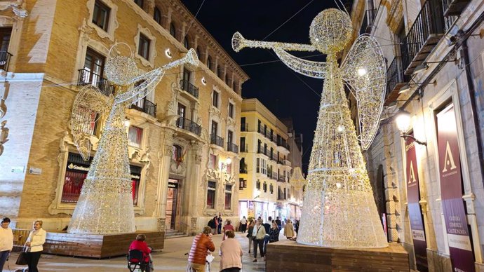 Las dos figuras de ángel de más de 8 metros que protagonizarán el encendido de luces en la plaza de Santo Domingo de Murcia