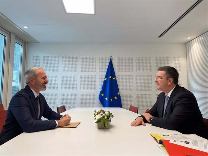 El presidente del Gobierno de Aragón, Jorge Azcón, se ha reunido con el candidato a comisario europeo de Transportes y Turismo Sostenible, Apostolos Tzitzikostas, en el Parlamento Europeo.