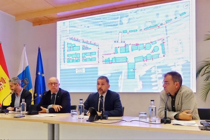 El presidente de Puertos de Tenerife, Pedro Suárez, y el alcalde, José Manuel Bermúdez (en el centro), en la presentación del traslado de la feria del Carnaval a la dársena