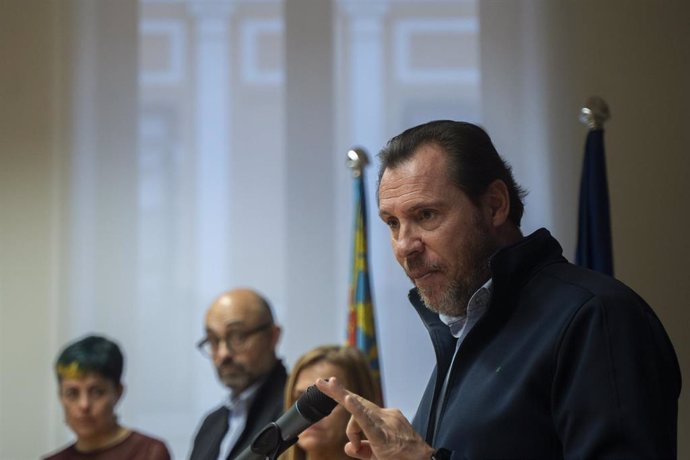 El ministro de Transportes y Movilidad Sostenible, Óscar Puente, durante una rueda de prensa en la sede de la Delegación del Gobierno en València.