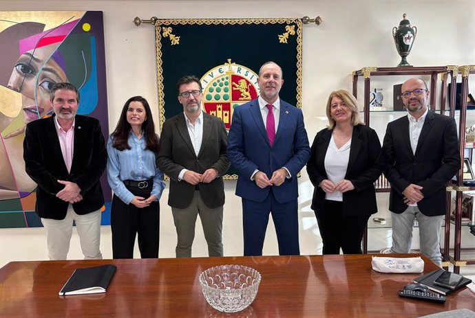 Reunión entre responsablres de la UJA y el Colegio de Enfemería.