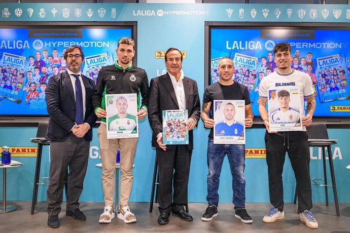 LaLiga y Panini presentan la primera colección física de cromos en la historia de LaLiga Hypermotion.