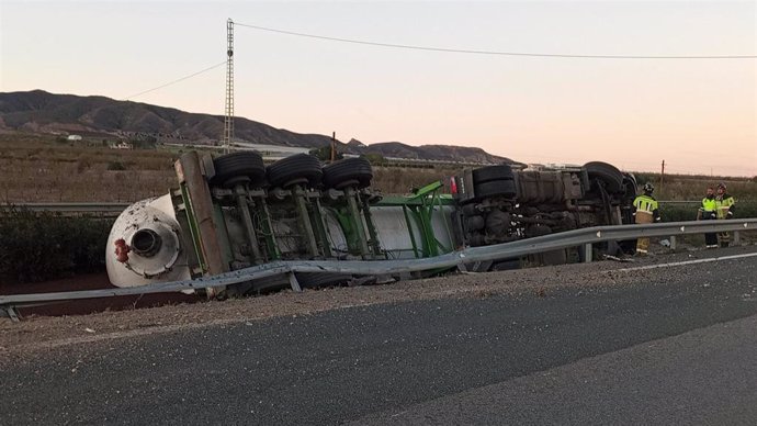 El camión, volcado sobre la mediana de la autovía