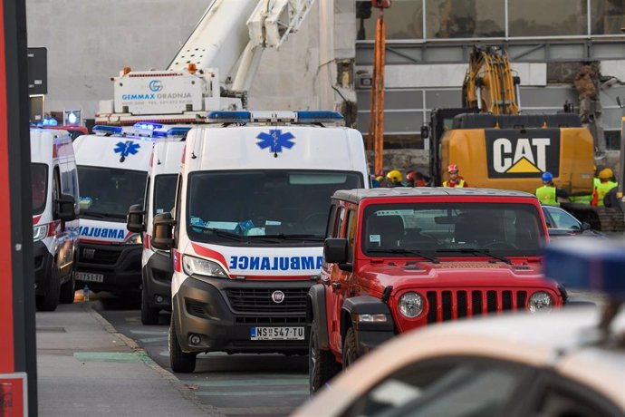 Personal de emergencias y ambulancias frente a la estación de tren de Novi Sad tras el derrumbe parcial de una marquesina que dejó 14 muertos.