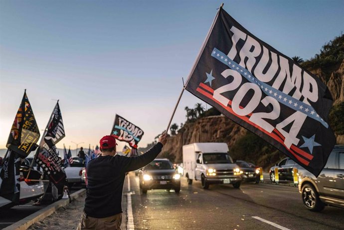 09 November 2024, US, Santa Monica: A large, enthusiastic crowd of former US president and now president-elect Donald Trump supporters gathers on Santa Monica Beach at sunset. Photo: Chin Hei Leung/SOPA Images via ZUMA Press Wire/dpa