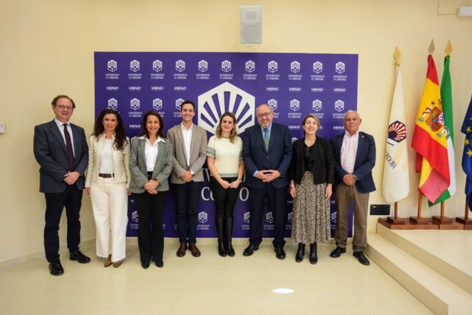 Representantes de la UCO y de Yara Iberian tras la firma del convenio.