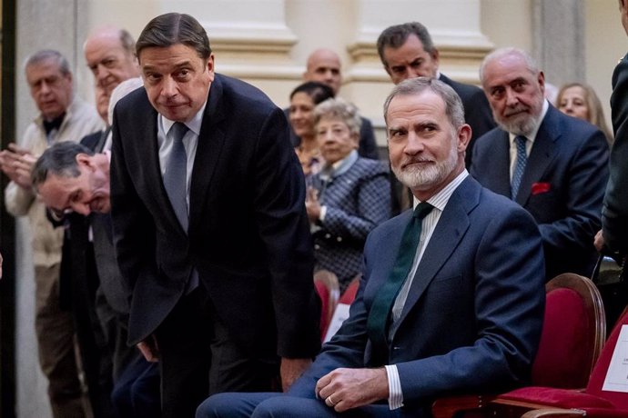 El Rey Felipe VI (d) y el ministro de Agricultura, Pesca y Alimentación, Luis Planas (i), al simposio “Conservando sabiduría, abriéndose al futuro” del Colegio Libre de Eméritos Universitarios, en la Real Academia de Bellas Artes de San Fernando, a 20 de 