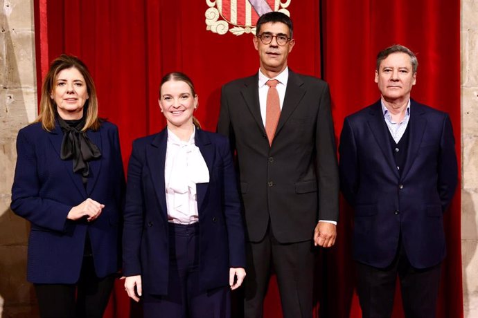 La presidenta del Govern, Marga Prohens, y el síndico mayor de la Sindicatura de Cuentas, Joan Rosselló, en su acto de toma de posesión.