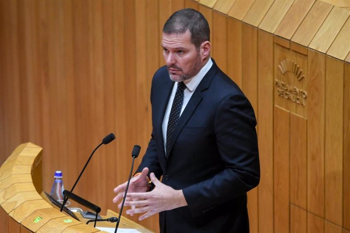 El conselleiro de Cultura, Lingua e Xuventude, José López Campos, en el Parlamento de Galicia