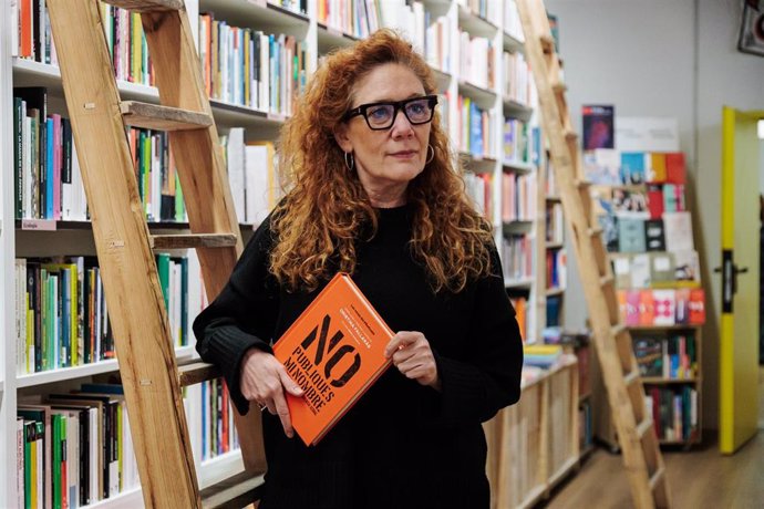 La escritora y periodista, Cristina Fallarás, posa durante la presentación de su nuevo libro 'No publiques mi nombre', en el Ateneo La Maliciosa, a 13 de noviembre de 2024, en Madrid (España). 