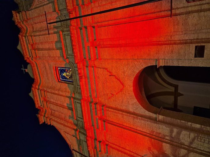 La fachada del Monasterio de Los Jerónimos iluminada de rojo