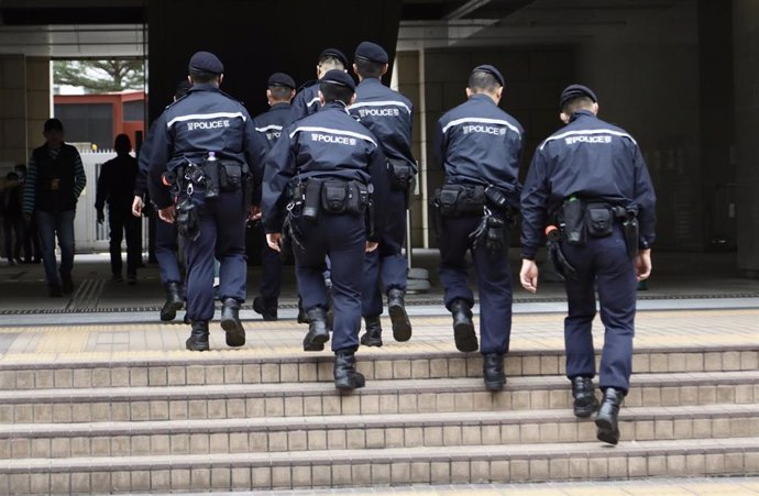 Archivo - Varios policías en un tribunal de Hong Kong