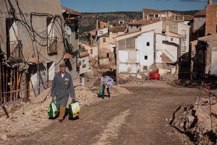 Varias personas durante la visita de los Reyes a la localidad de Letur, tres semanas después de la DANA, a 19 de noviembre de 2024, en Letur, Albacete, Castilla La-Mancha (España).