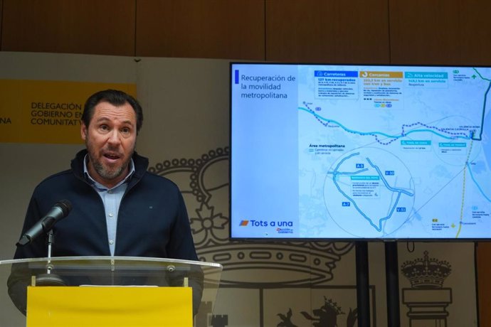 El ministro de Transportes y Movilidad Sostenible, Óscar Puente, ofrece una rueda de prensa en la sede de la Delegación del Gobierno en València.