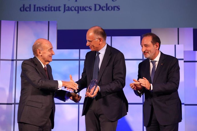 Enrico Letta recoge el XI Premio Derecho y Sociedad de RocaJunyent.