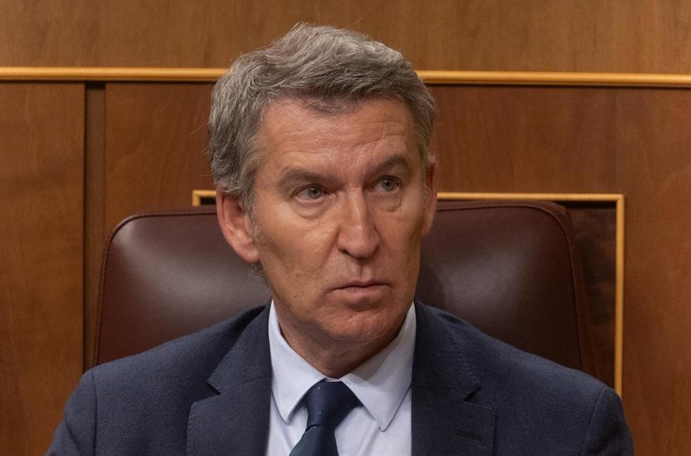 El presidente del PP, Alberto Núñez Feijóo, durante una sesión plenaria en el Congreso de los Diputados, a 20 de noviembre de 2024, en Madrid (España). Ribera protagoniza la sesión con dos preguntas de la oposición y una comparecencia para explicar la g