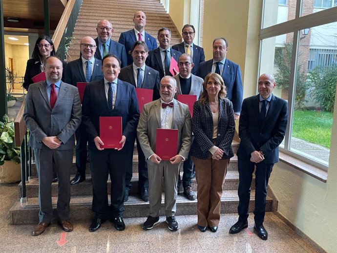 Foto de familia tras la firma del convenio para ayudantes doctores en las universidades andaluzas.