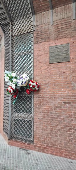 Archivo - Ofrenda floral al pie de la placa homenaje que señala el lugar donde fue asesinado el 4 de diciembre de 1977 el malagueño Manuel José García Caparrós en Málaga.