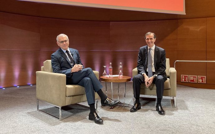 El presidente ejecutivo de Puig, Marc Puig, y el profesor de Iese Jordi Canals.