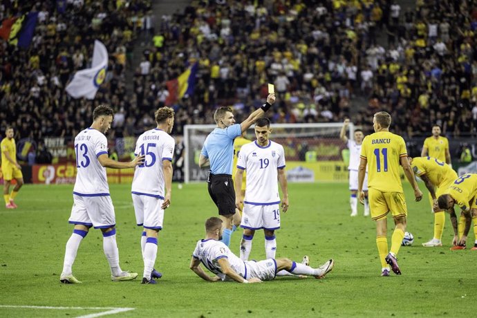 Archivo - Referee Willy Delajod showing Nicusor Bancu of Romania the yellow card during the UEFA Euro 2024, European Qualifiers, Group I football match between Romania and Kosovo on September 12, 2023 at Arena Nationala in Bucharest, Romania - Photo Mihne