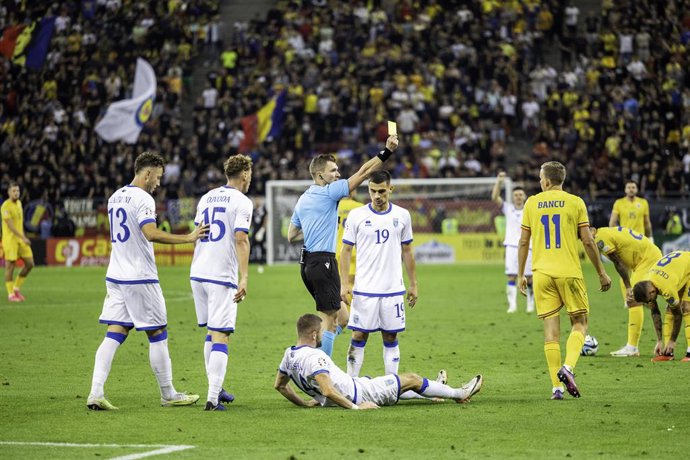 Archivo - Referee Willy Delajod showing Nicusor Bancu of Romania the yellow card during the UEFA Euro 2024, European Qualifiers, Group I football match between Romania and Kosovo on September 12, 2023 at Arena Nationala in Bucharest, Romania - Photo Mih