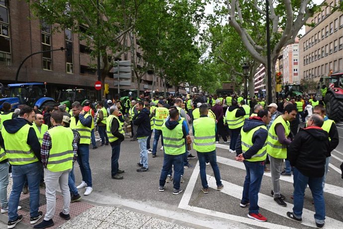 Archivo - Decenas de personas durante una movilización de agricultores y ganaderos el 27 de abril de 2024, en Zaragoza.