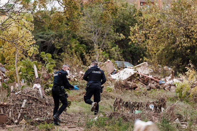 Agentes de la Policía Nacional realizan labores de búsqueda de desaparecidos por la dana en Sedaví (Valencia).