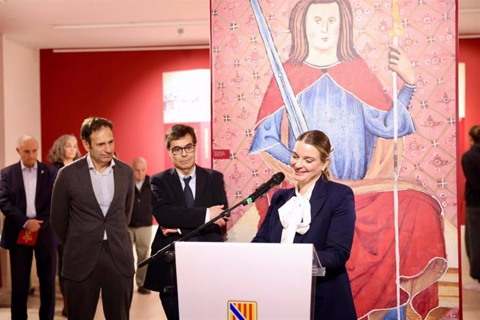 La presidenta del Govern, Marga Prohens, y el director del Arxiu del Regne de Mallorca, Ricard Urgell, en la presentación de la exposición 'Sanç, el monarca olvidado'.