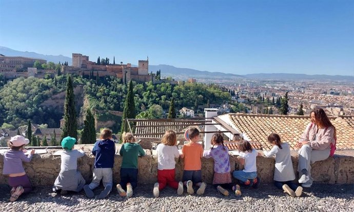 Niños en el mirador de San Nicolás de Granada.