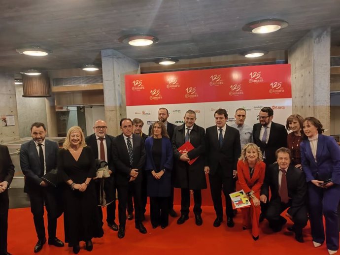 El presidente de la Junta junto a la familia de la Cámara de Comercio de Soria y resto de autoridades sorianas