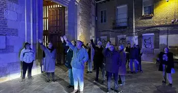 Una veintena de personas se concentra frente a la iglesia de León en la que se ha oficiado una misa por Franco