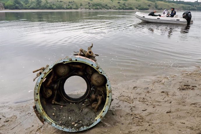 Archivo - Vista de un misil ruso en el río Dnipro, en Zaporiya, durante su desminado