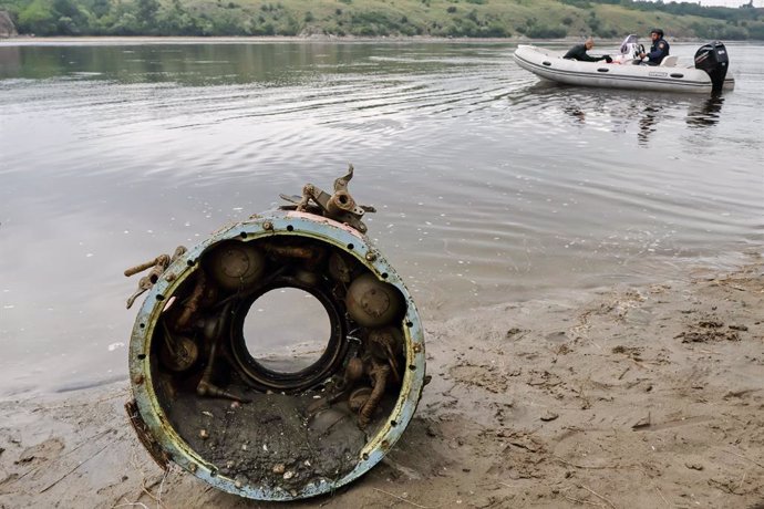 Archivo - June 12, 2023, Zaporizhzhia, Ukraine: A fragment of a Russian missile seen along the shoreline as Ukrainian sappers sail on a boat during the demining of a Dnipro river in Zaporizhzhia. Ukraine's international partners will give it over US$244 m