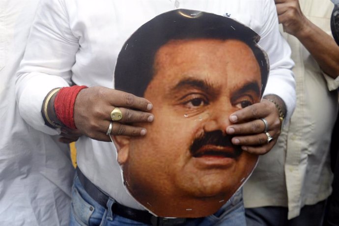 Archivo - March 13, 2023, Kolkata, India: Riot Police confront  Congress activists who join a demonstration to protest against Gautam Adani in front of Governors House on March 13, 2023 in Kolkata, India.