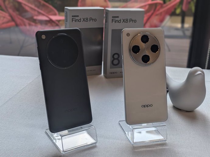 Find X8 Pro en los colores gris oscuro y blanco perlado