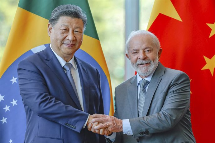 El presidente de China, Xi Jinping, y su homólogo brasileño, Luiz Inácio Lula da Silva, en una reunión en Brasilia tras la cumbre del G20