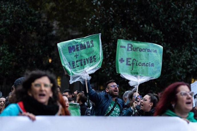 Decenas de personas durante una manifestación por la educación pública, desde Neptuno hasta Sol, a 29 de octubre de 2024, en Madrid (España). 