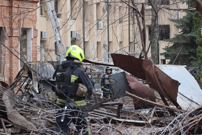 25 November 2024, Ukraine, Kharkiv: Rescuers carry out a response effort to a Russian missile attack in the Kyivskyi district of Kharkiv. Photo: -/Ukrinform/dpa