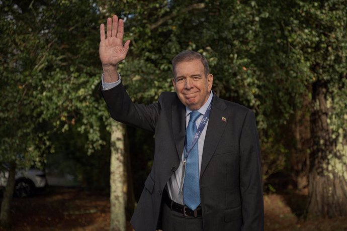 Archivo - El opositor venezolano Edmundo González, saluda a la salida de su ponencia durante la segunda jornada del Foro La Toja, a 4 de octubre de 2024, en la Illa de Toxa, Pontevedra, Galicia (España). El Foro La Toja – Vínculo Atlántico 2024, que celeb