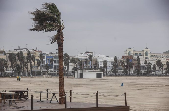 Archivo - Vista de la Playa de la Malvarrosa con viento